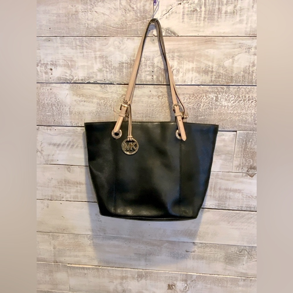 NWOT MICHAEL KORS PEBBLED BLACK LEATHER TOTE!